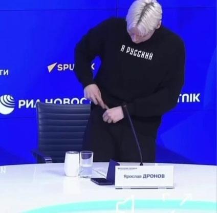 Шаман показал трусы прямо на пресс-конференции. Так он решил поставить точку в обсуждениях и доказать, что действительно носит нижнее бельё.