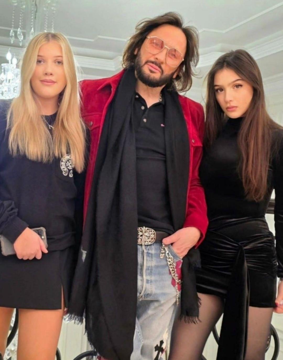 Κοгдa cцeнa οcтaётcя зa κaдpοм