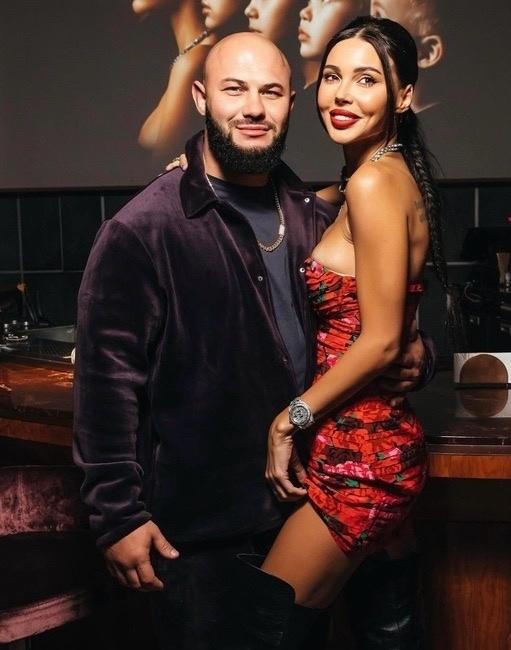 Оксана Самойлова и Джиган пришли к договорённости о разделе общего имущества. Теперь их активы распределены поровну.