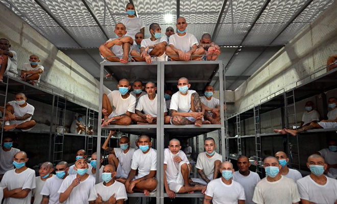 Как устроена мегатюрьма в Сальвадоре. Здесь сидят 40 тысяч человек