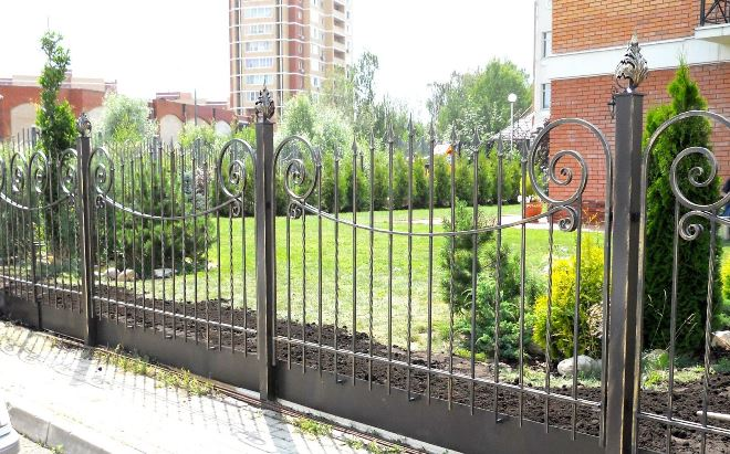 Кованые заборы: разновидности, преимущества и уход (102 фото)