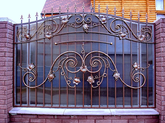 Кованые заборы: разновидности, преимущества и уход (102 фото)