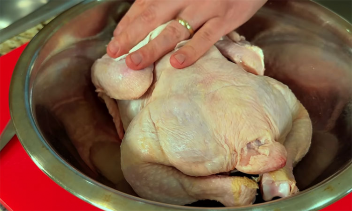 Секрет самой сочной курицы в духовке: запекаем методом «бабочки», получится вкуснее гриля