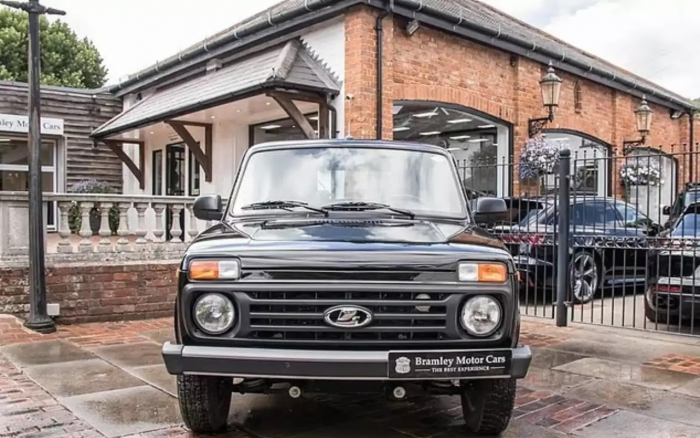 В автосалоне Великобритании появилась Lada Niva с пробегом и ценником суперкара