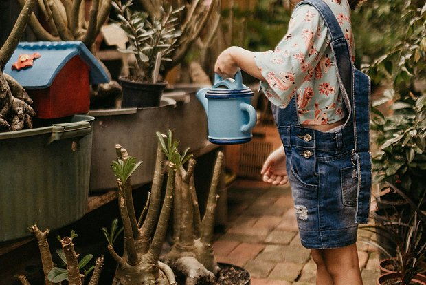 Что подарить девочке в школу на 8 марта: идеи подарков для учебы и хобби