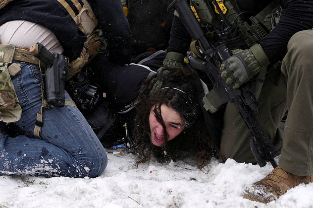 «Убирайтесь к черту!» США охватили массовые протесты из-за арестов нелегальных мигрантов. Самые яркие кадры из бунтующей Миннесоты