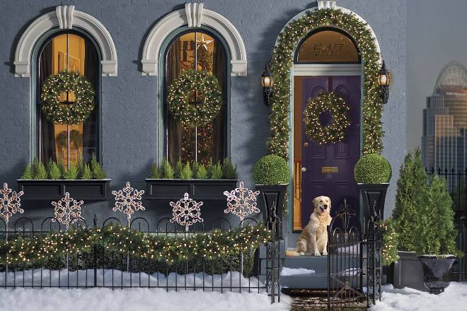 Самые популярные и необычные украшения дверей на Новый год (63 фото)