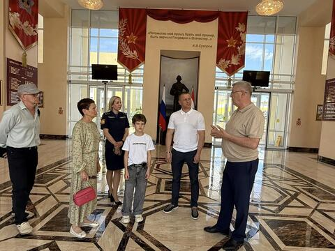 Депутат городской думы Краснодара Андрей Анашкин организовал экскурсию в кадетское училище для сына погибшего бойца СВО