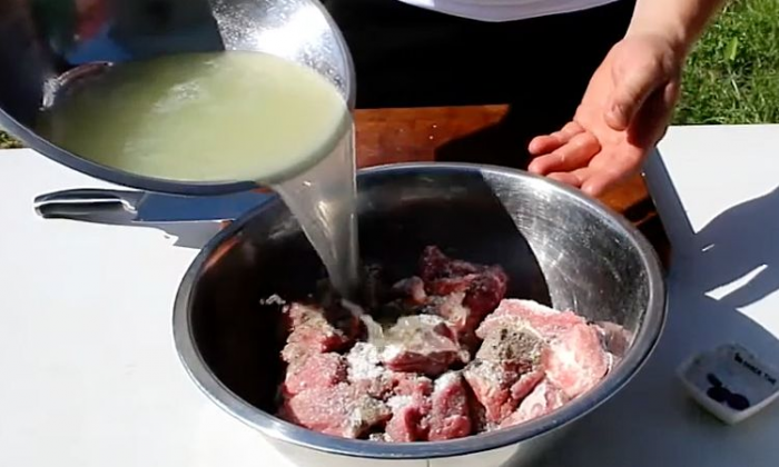 Шашлык из свинины в луковом соке: простой маринад, после которого мясо получается особенно сочным