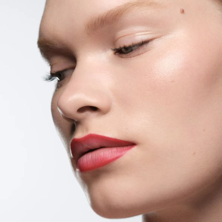 Красный возвращается: Byredo запускает новую линию макияжа с Изабель Юппер