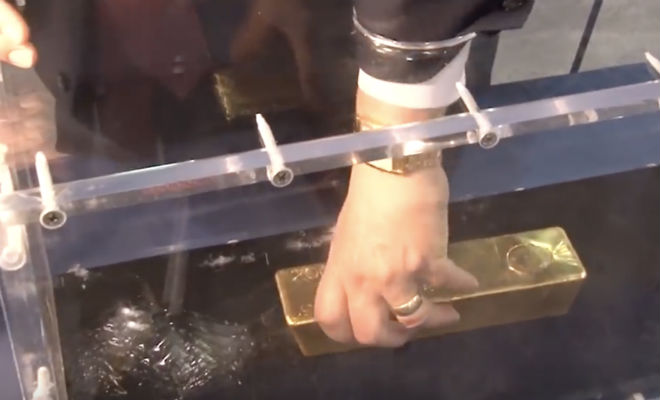 Вытаскиваем золотой слиток: ящик, куда надо просто засунуть руку