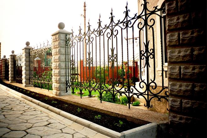 Кованые заборы: разновидности, преимущества и уход (102 фото)