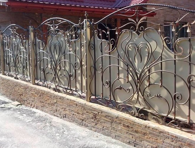 Кованые заборы: разновидности, преимущества и уход (102 фото)