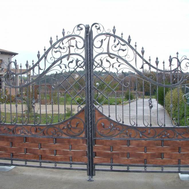 Кованые заборы: разновидности, преимущества и уход (102 фото)