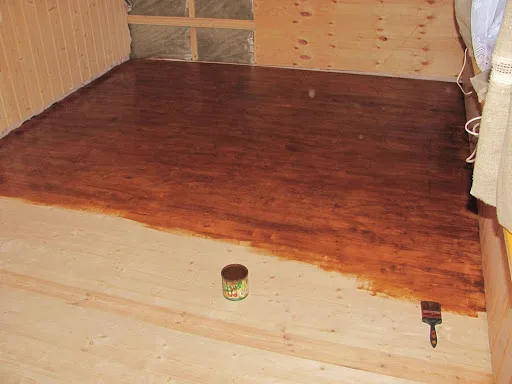 Бабушка красила полы в коричневый цвет каждую весну. Я думал — традиция. Оказалось, наши предки были хитрее, чем мы думаем