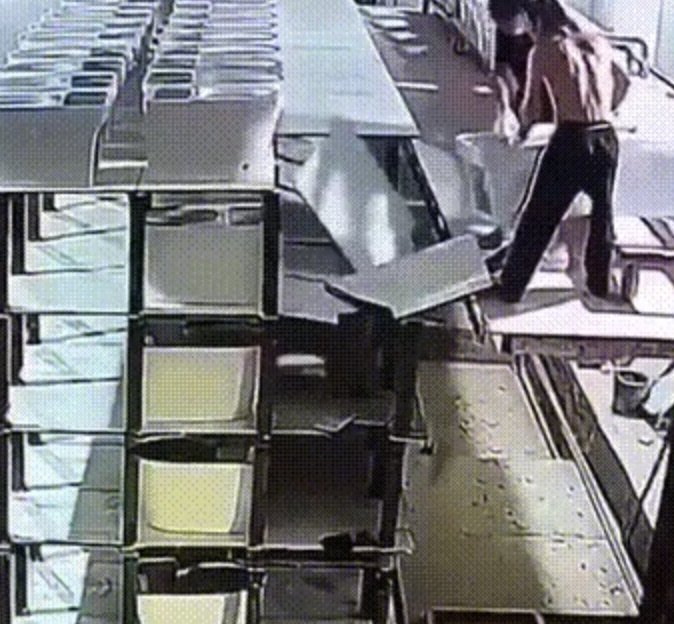 Грузчик года: неуклюжий парень одним движением обнулил результаты работы завода