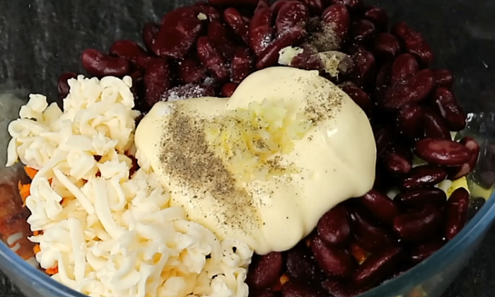 Салат Дружба с плавленым сыром: вкуснее оливье, на столе за 5 минут