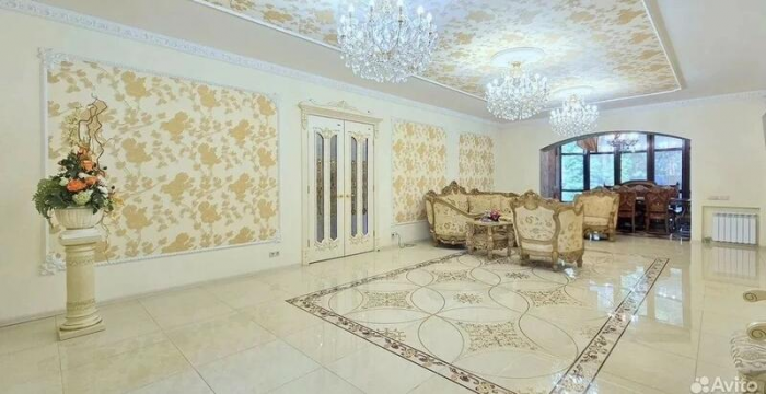 В Барнауле продают "дом мечты за полцены" с единорогом и ванной комнатой кровавых оттенков