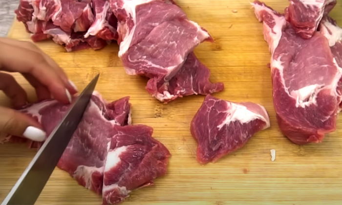 Готовим мясо в духовке в бумаге. Весь сок и вкус остаются внутри