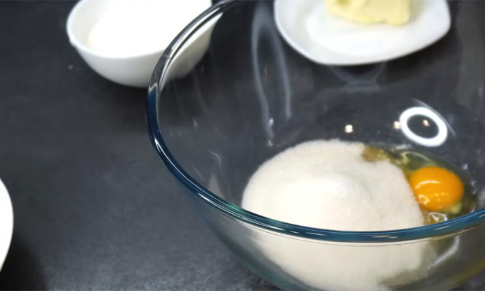 Стакан варенья и 30 минут: шикарный пирог на скорую руку, от которого дети в восторге