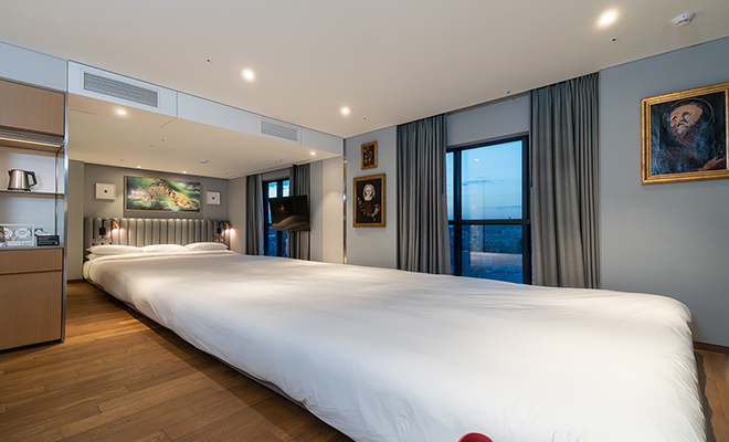 В Сеуле открыли отель с самой длинной кроватью в мире. Она длиной с бассейн