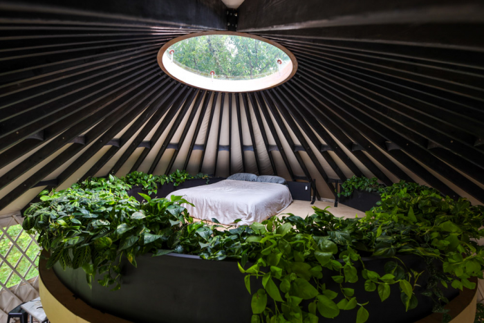 Паре не хватало денег на квартиру и они решили жить в юрте. За 6 месяцев превратили шатер в дом мечты