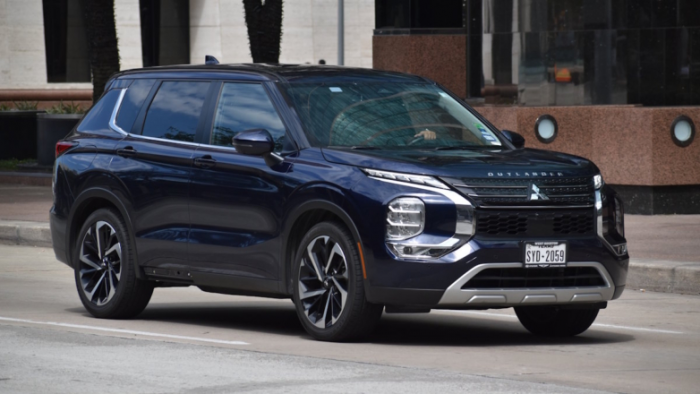 Плюсы и минусы гибридного кроссовера Mitsubishi Outlander нового поколения