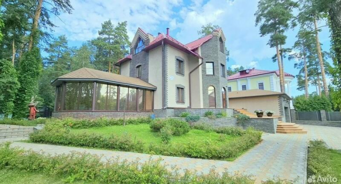В Барнауле продают "дом мечты за полцены" с единорогом и ванной комнатой кровавых оттенков