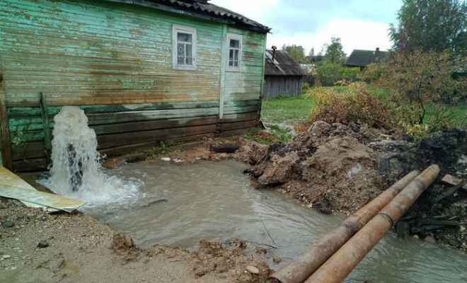 Женщина начала бурить колодец, но из скважины вверх устремился фонтан воды. Через полгода в городе уже было по колено воды