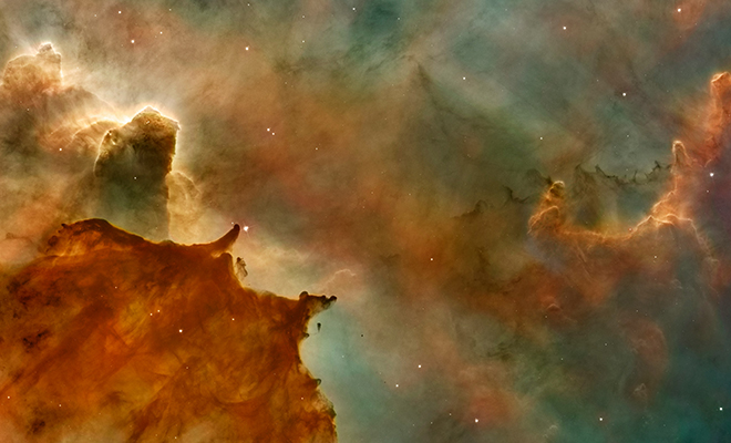 Хаббл зафиксировал уникальное явление: другая галактика теряет свое вещество, словно его что-то засасывает