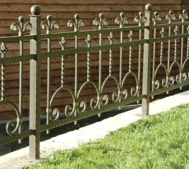Кованые заборы: разновидности, преимущества и уход (102 фото)