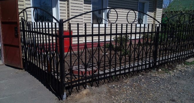 Кованые заборы: разновидности, преимущества и уход (102 фото)