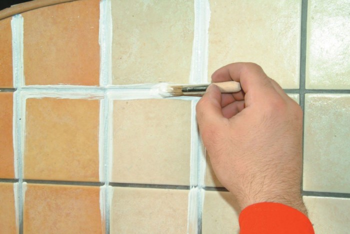 Действенные способы, как отбелить межплиточные швы на кухне и в ванной без особого труда