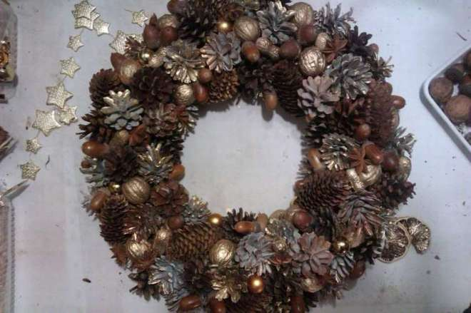 Самые популярные и необычные украшения дверей на Новый год (63 фото)