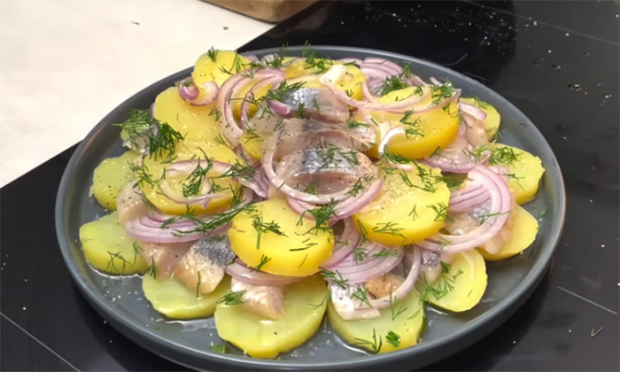 Сельдь и отварная картошка. Но стоит добавить французской заправки и будет как из ресторана