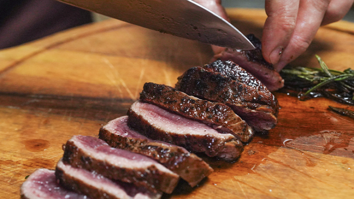 Секрет сочного стейка: три правила идеальной жарки мяса и самые частые ошибки
