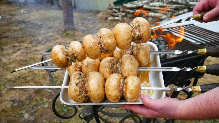 Огненные шляпки на мангале: фаршируем грибы курицей