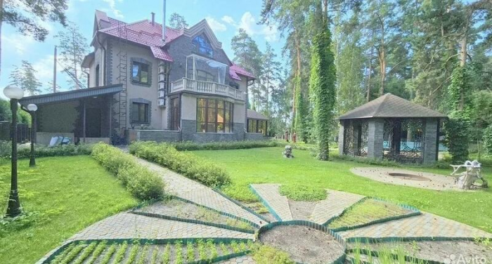 В Барнауле продают "дом мечты за полцены" с единорогом и ванной комнатой кровавых оттенков