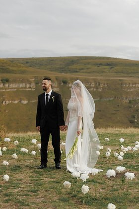 «Система играет против одиночек» Зумеры все охотнее женятся и рожают детей. Но любовь здесь может быть ни при чем