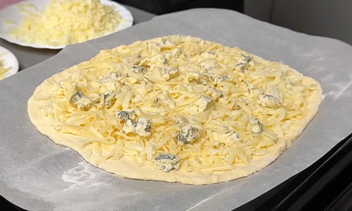 Делаем пиццу в духовке, а получаеится как в дровяной печи. Корочка тонкая и хрустящая