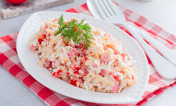 Легендарный салат с крабовыми палочками: главный праздничный рецепт, быстрый и очень вкусный