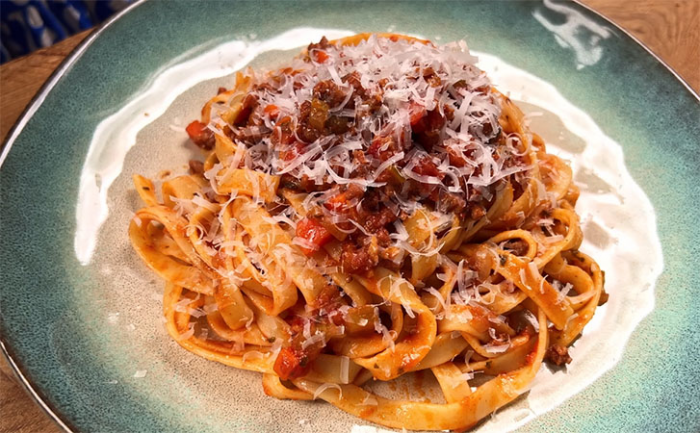 Кулинарный шедевр из макарон: просто добавьте сливочный соус и овощи