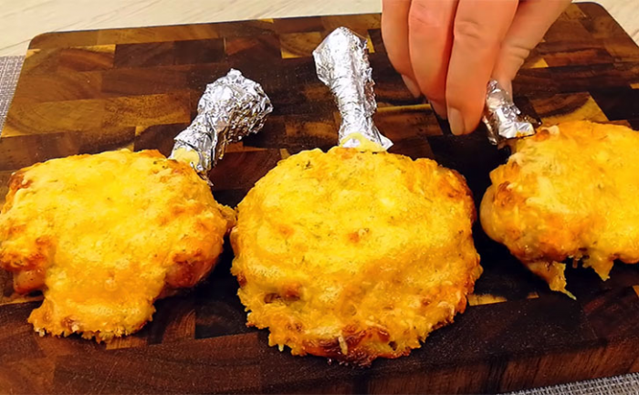 Как превратить недорогие окорочка в праздничное блюдо: запекаем под сырно-овощной шубой