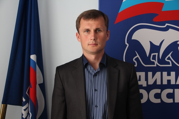 Поместье с вертолётной площадкой, теннисными кортами, церковью... Опять чинуша оказался миллиардером