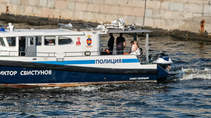 Невеста c братом устроили опасный заплыв на свадьбе в Петербурге