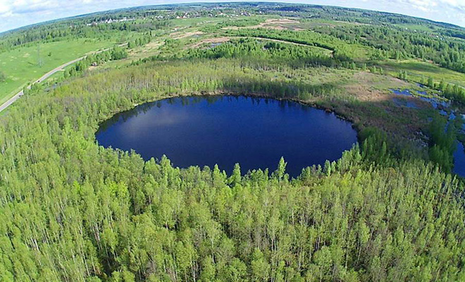 Озеро без дна в Подмосковье. Еще Менделеев пытался промерить его глубину, но ему не хватило веревки: видео