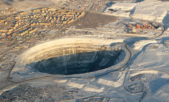 Как живут в Мирном. Город в Якутии расположен у огромной ямы, которая больше чем он сам