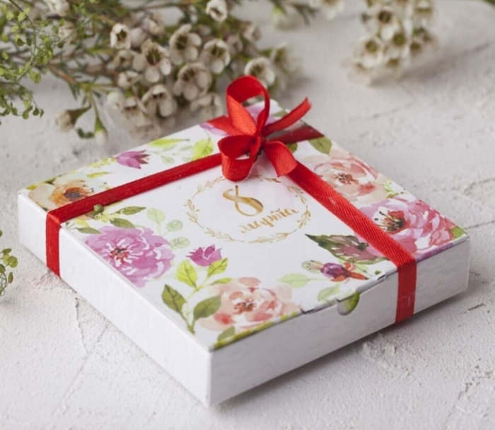 Что подарить на 8 марта: идеи подарков для близких женщин