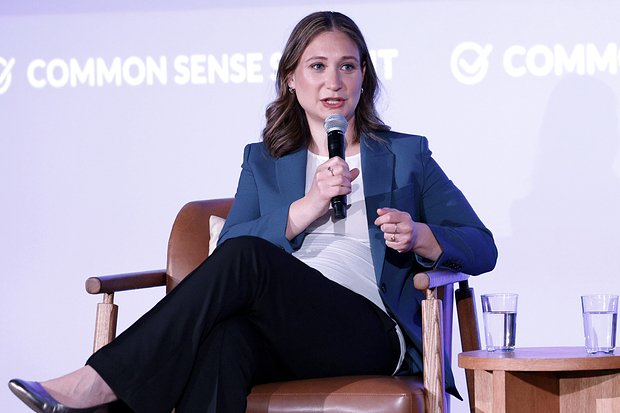 «Мы приближаемся к порогу» Писатели и философы помогли ИИ обрушить рынок акций на сотни миллиардов долларов. Как это произошло?