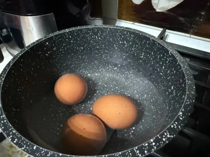 Вареные яйца превращаются в резину: почему холодная вода из-под крана убивает вкус